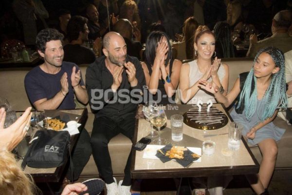 H πιο τρυφερή αγκαλιά ανήμερα των γενεθλίων της για γνωστή Ελληνίδα (Φωτό)