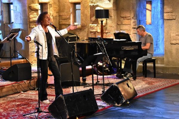 «Στην υγειά μας ρε παιδιά»: Πρεμιέρα με Βασίλη Παπακωνσταντίνου