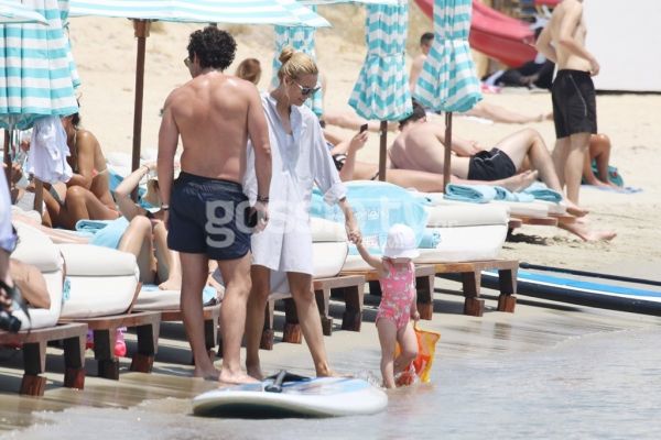 Καγιά –  Κρασσάς: Στην παραλία με την κόρη τους και η συνάντηση με τον Θεοδωρίδη