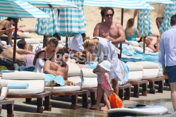 Καγιά –  Κρασσάς: Στην παραλία με την κόρη τους και η συνάντηση με τον Θεοδωρίδη