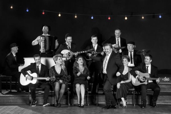 Η Ελένη Τσαλιγοπούλου υποδέχεται τους φίλους της στο Γκάζι