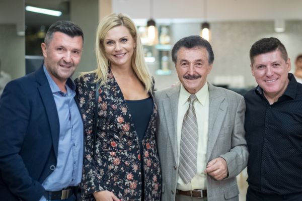 Δεν θα πιστεύετε ποιου γνωστού τραγουδιστή πατέρας είναι ο κύριος της φωτογραφίας!