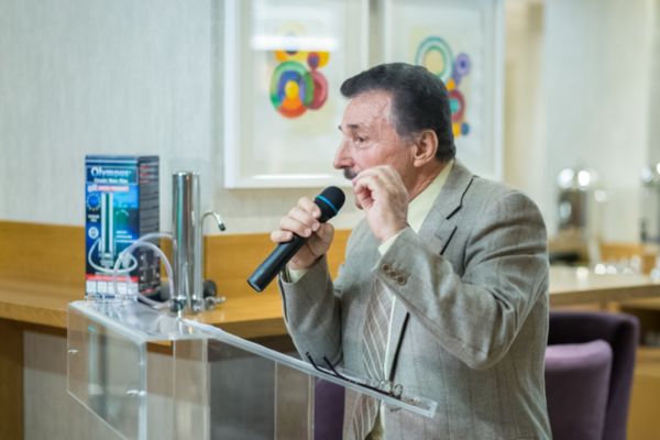 Δεν θα πιστεύετε ποιου γνωστού τραγουδιστή πατέρας είναι ο κύριος της φωτογραφίας!