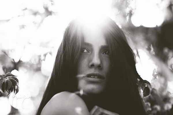 Hλιάνα Παπαγεωργίου: Η σερβιτόρα που κατέκτησε τις πασαρέλες και την καρδιά μας