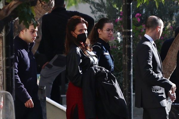 ΜΕΤΑΓΩΓΗ ΣΤΟ ΑΥΤΟΦΩΡΟ ΤΗΣ ΗΘΟΠΟΙΟΥ ΔΗΜΗΤΡΑ ΣΜΑΤΣΟΥΚΑ  ΜΕΤΑ ΤΗ ΣΥΛΛΗΨΗ ΤΗΣ ΓΙΑ ΕΠΙΚΙΝΔΥΝΗ ΟΔΗΓΗΣΗ ΧΩΡΙΣ ΔΙΠΛΩΜΑ ΥΠΟ ΤΗΝ ΕΠΗΡΕΙΑ ΑΛΚΟΟΛ