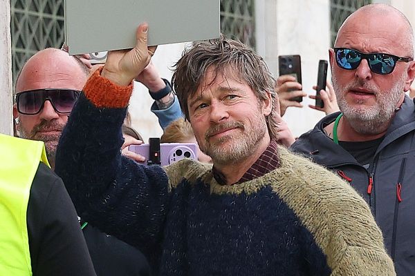 ΓΥΡΙΣΜΑΤΑ ΤΗΣ ΤΑΙΝΙΑΣ "THE RIDERS" ΜΕ ΠΡΩΤΑΓΩΝΙΣΤΗ ΤΟΝ ΗΘΟΠΟΙΟ ΜΠΡΑΝΤ ΠΙΤ ΣΤΗΝ ΠΛΑΤΕΙΑ ΚΟΤΖΙΑ