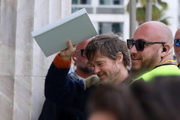 ΓΥΡΙΣΜΑΤΑ ΤΗΣ ΤΑΙΝΙΑΣ "THE RIDERS" ΜΕ ΠΡΩΤΑΓΩΝΙΣΤΗ ΤΟΝ ΗΘΟΠΟΙΟ ΜΠΡΑΝΤ ΠΙΤ ΣΤΗΝ ΠΛΑΤΕΙΑ ΚΟΤΖΙΑ