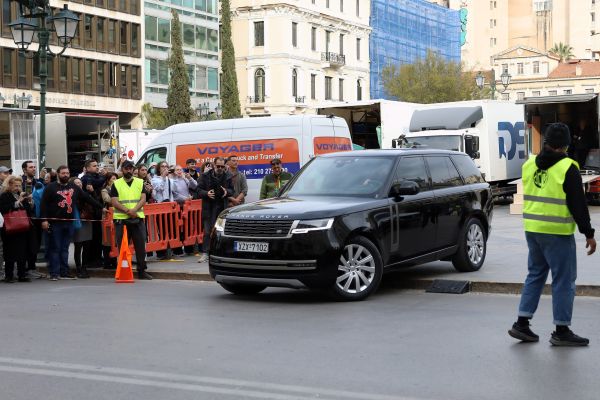 ΓΥΡΙΣΜΑΤΑ ΤΗΣ ΤΑΙΝΙΑΣ "THE RIDERS" ΜΕ ΠΡΩΤΑΓΩΝΙΣΤΗ ΤΟΝ ΗΘΟΠΟΙΟ ΜΠΡΑΝΤ ΠΙΤ ΣΤΗΝ ΠΛΑΤΕΙΑ ΚΟΤΖΙΑ