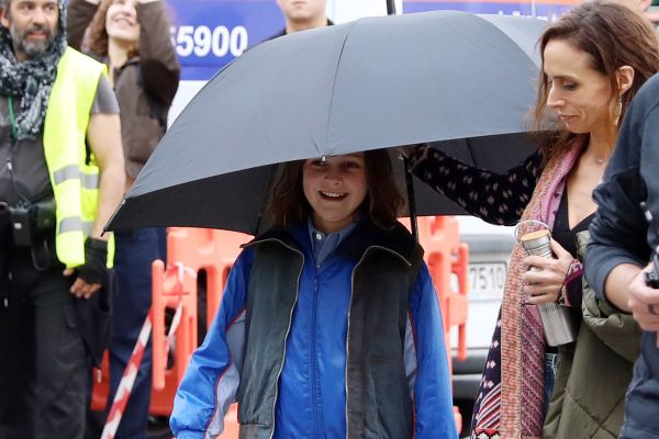 ΓΥΡΙΣΜΑΤΑ ΤΗΣ ΤΑΙΝΙΑΣ "THE RIDERS" ΜΕ ΠΡΩΤΑΓΩΝΙΣΤΗ ΤΟΝ ΗΘΟΠΟΙΟ ΜΠΡΑΝΤ ΠΙΤ ΣΤΗΝ ΠΛΑΤΕΙΑ ΚΟΤΖΙΑ