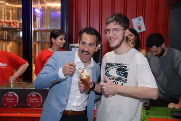 Ο Μάκης κερνά τον κόσμο που περιμένει στο Ruby’s
