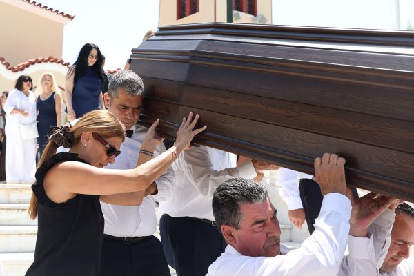 ΕΞΟΔΙΟΣ ΑΚΟΛΟΥΘΙΑ ΤΟΥ ΕΛΛΗΝΟΑΥΣΤΡΑΛΟΥ ΤΡΑΓΟΥΔΙΣΤΗ ΤΖΟΝ ΤΙΚΗ ΣΤΟΝ ΙΕΡΟ ΝΑΟ ΑΓΙΟΥ ΝΙΚΟΛΑΟΥ ΣΤΗ ΓΛΥΦΑΔΑ