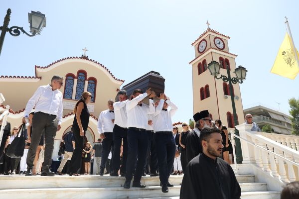 ΕΞΟΔΙΟΣ ΑΚΟΛΟΥΘΙΑ ΤΟΥ ΕΛΛΗΝΟΑΥΣΤΡΑΛΟΥ ΤΡΑΓΟΥΔΙΣΤΗ ΤΖΟΝ ΤΙΚΗ ΣΤΟΝ ΙΕΡΟ ΝΑΟ ΑΓΙΟΥ ΝΙΚΟΛΑΟΥ ΣΤΗ ΓΛΥΦΑΔΑ