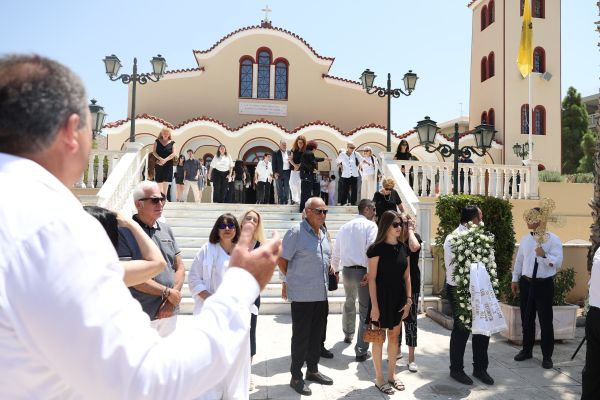 ΕΞΟΔΙΟΣ ΑΚΟΛΟΥΘΙΑ ΤΟΥ ΕΛΛΗΝΟΑΥΣΤΡΑΛΟΥ ΤΡΑΓΟΥΔΙΣΤΗ ΤΖΟΝ ΤΙΚΗ ΣΤΟΝ ΙΕΡΟ ΝΑΟ ΑΓΙΟΥ ΝΙΚΟΛΑΟΥ ΣΤΗ ΓΛΥΦΑΔΑ