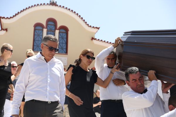 ΕΞΟΔΙΟΣ ΑΚΟΛΟΥΘΙΑ ΤΟΥ ΕΛΛΗΝΟΑΥΣΤΡΑΛΟΥ ΤΡΑΓΟΥΔΙΣΤΗ ΤΖΟΝ ΤΙΚΗ ΣΤΟΝ ΙΕΡΟ ΝΑΟ ΑΓΙΟΥ ΝΙΚΟΛΑΟΥ ΣΤΗ ΓΛΥΦΑΔΑ