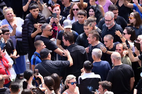 ΠΑΝΟΡΑΜΙΚΕΣ ΕΙΚΟΝΕΣ ΑΠΟ ΤΗΝ  ΕΞΟΔΙΟ ΑΚΟΛΟΥΘΙΑ ΤΟΥ ΤΡΑΓΟΥΔΙΣΤΗ ΓΙΩΡΓΟΥ ΜΑΖΩΝΑΚΗ