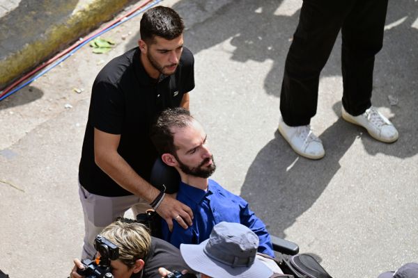 ΠΑΝΟΡΑΜΙΚΕΣ ΕΙΚΟΝΕΣ ΑΠΟ ΤΗΝ  ΕΞΟΔΙΟ ΑΚΟΛΟΥΘΙΑ ΤΟΥ ΤΡΑΓΟΥΔΙΣΤΗ ΓΙΩΡΓΟΥ ΜΑΖΩΝΑΚΗ