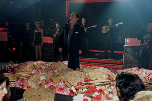 Λουλουδοπόλεμος στον Βασίλη Καρρά