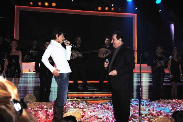 Με ποια αγκαλιάζεται ο Βασίλης Καρράς;