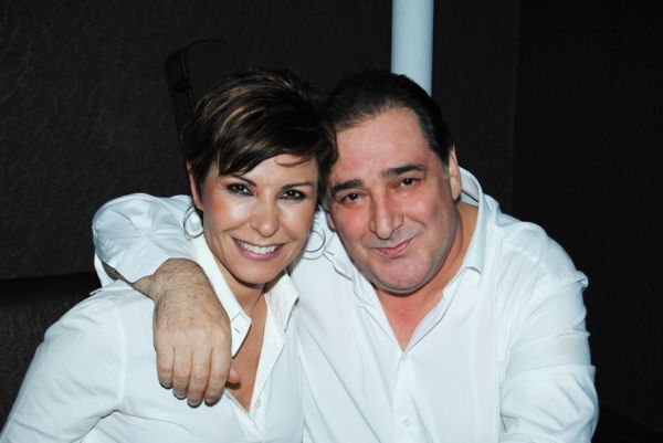 Με ποια αγκαλιάζεται ο Βασίλης Καρράς;