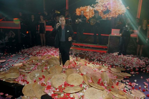 Με ποια αγκαλιάζεται ο Βασίλης Καρράς;