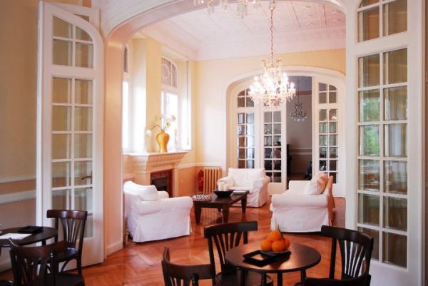 Δείτε τη χλιδάτη σχολή της Μιμής Ντενίση