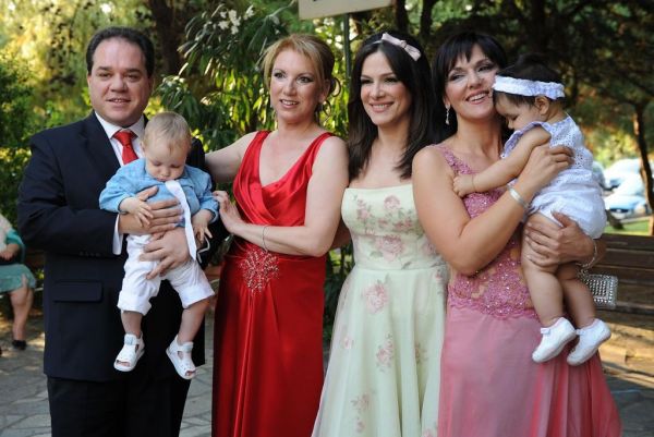 Καρέ-καρέ  η βάπτιση των διδύμων της Ελένης Τσαγκά