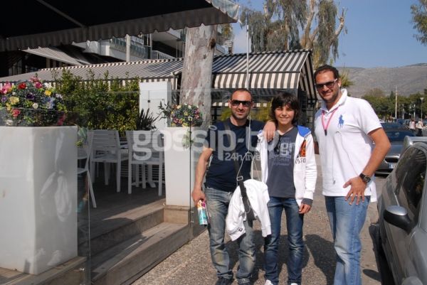 Βαλέριος Λεωνίδης: Βόλτα με τον γιο του στη Γλυφάδα