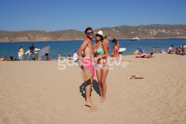 Νίκος Καράμπελας: Στην παραλία με την σύντροφό του