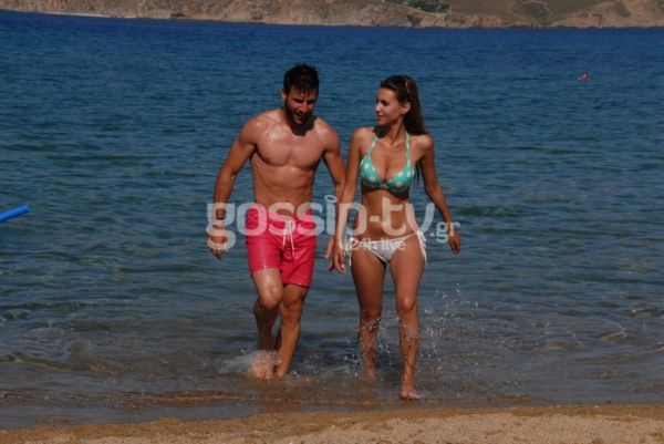 Νίκος Καράμπελας: Στην παραλία με την σύντροφό του