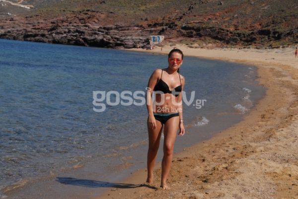 Όλγα Πολίτη: Πήρε κόκκινα γυαλιά και βγήκε παραλία