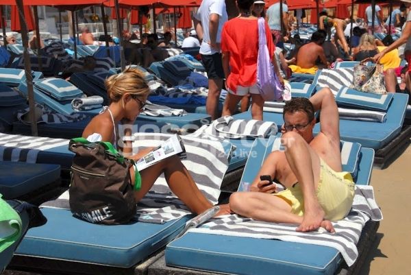 Σπύρος Σπυράκος: Χαλαρώνει στη Μύκονο με την σύζυγό του