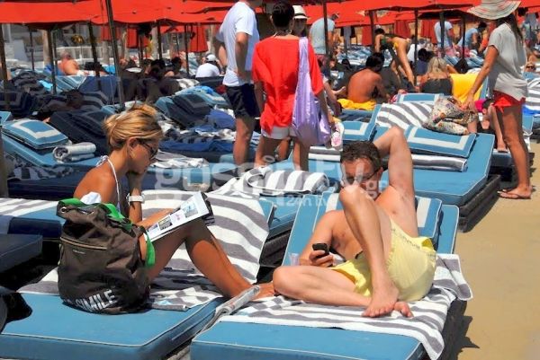 Σπύρος Σπυράκος: Χαλαρώνει στη Μύκονο με την σύζυγό του