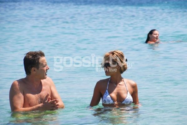 Σπύρος Σπυράκος: Χαλαρώνει στη Μύκονο με την σύζυγό του