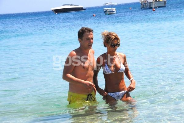 Σπύρος Σπυράκος: Χαλαρώνει στη Μύκονο με την σύζυγό του