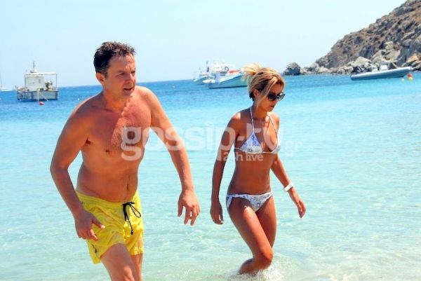 Σπύρος Σπυράκος: Χαλαρώνει στη Μύκονο με την σύζυγό του