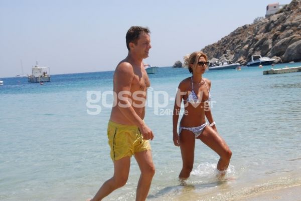 Σπύρος Σπυράκος: Χαλαρώνει στη Μύκονο με την σύζυγό του