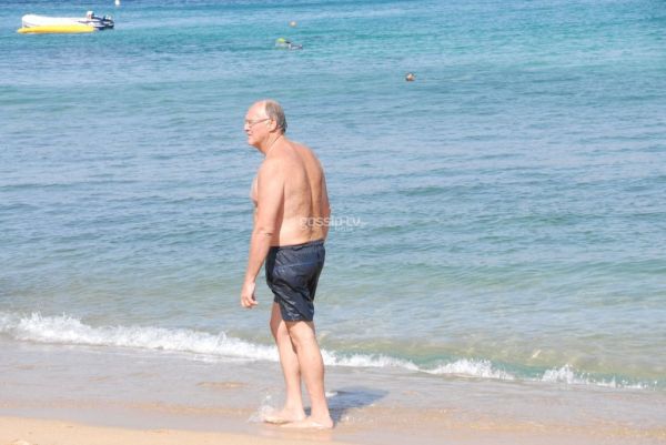 Πέτρος Δούκας: Απολαμβάνει τις βουτιές του στη Μύκονο