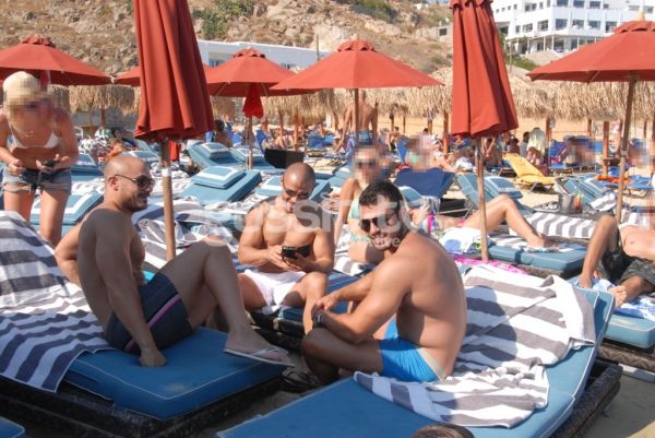 Μιχάλης Ζαμπίδης: Χαλαρώνει στο νησί των Ανέμων με τους φίλους του