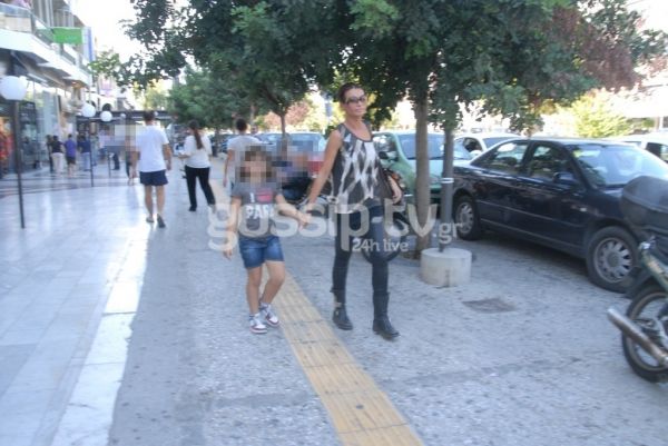 Νίνα Λοτσάρη: Για ψώνια με την κόρη της στη Γλυφάδα