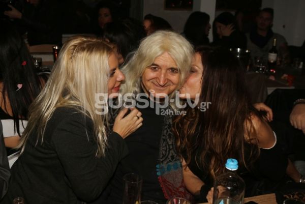 Ο Νίκος Καρβέλας γιόρτασε την ονομαστική του γιορτή με τις γυναίκες του!