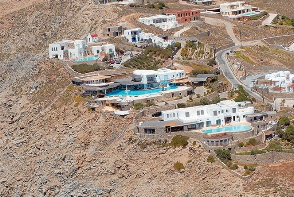 Οι νέοι ιδιοκτήτες αλλάζουν ριζικά την πρώην βίλα του Κωστόπουλου στη Μύκονο