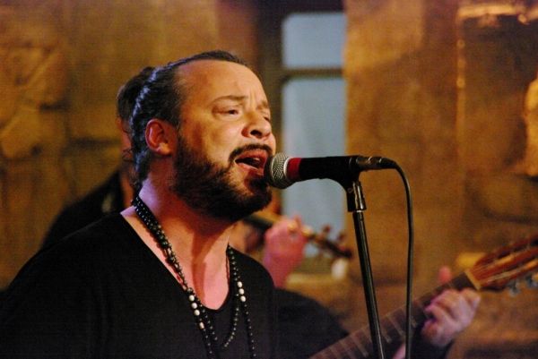 «Στην υγειά μας ρε παιδιά»: Αφιέρωμα στον Χρήστο Νικολόπουλο