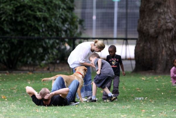 O Guy Ritchie με τους γιους του στο πάρκο