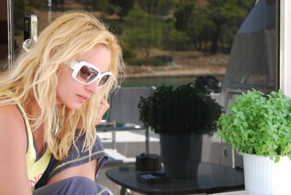 Ζήνα-Λύρας: Οι διακοπές τους στις Σπέτσες