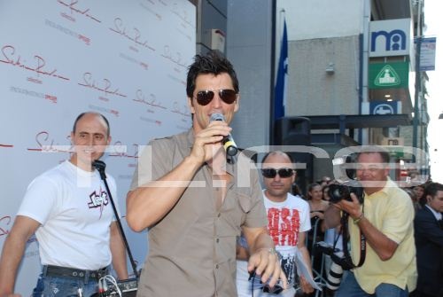 Δείτε τον Σάκη Ρουβά στην παρουσίαση της συλλογής ρούχων του!