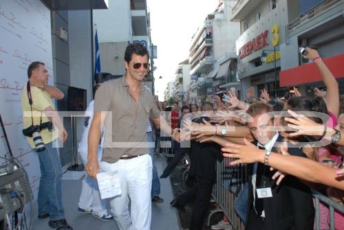 Δείτε τον Σάκη Ρουβά στην παρουσίαση της συλλογής ρούχων του!