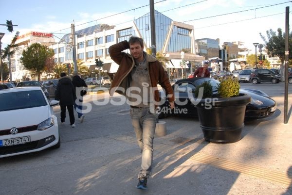 Γιατί τραβάει τα μαλλιά του ο Γιώργος Σαμπάνης;