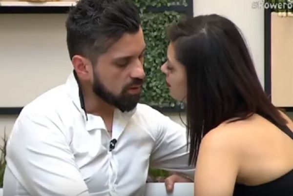 Power Of Love: Ζευγάρι με πασίγνωστο τραγουδιστή παίκτρια του ριάλιτι – Τα φιλιά και οι κοινές φωτό