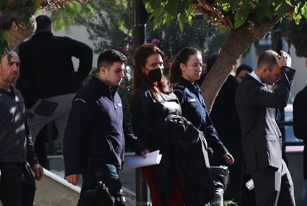 ΜΕΤΑΓΩΓΗ ΣΤΟ ΑΥΤΟΦΩΡΟ ΤΗΣ ΗΘΟΠΟΙΟΥ ΔΗΜΗΤΡΑ ΣΜΑΤΣΟΥΚΑ  ΜΕΤΑ ΤΗ ΣΥΛΛΗΨΗ ΤΗΣ ΓΙΑ ΕΠΙΚΙΝΔΥΝΗ ΟΔΗΓΗΣΗ ΧΩΡΙΣ ΔΙΠΛΩΜΑ ΥΠΟ ΤΗΝ ΕΠΗΡΕΙΑ ΑΛΚΟΟΛ