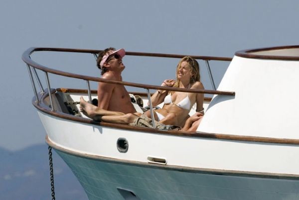 Λίγη μπύρα, λίγη θάλασσα και το νέο αγόρι της Sienna Miller 